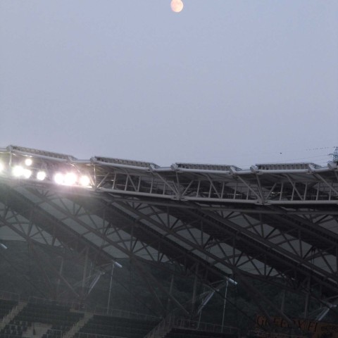 エコパドームと月の風景