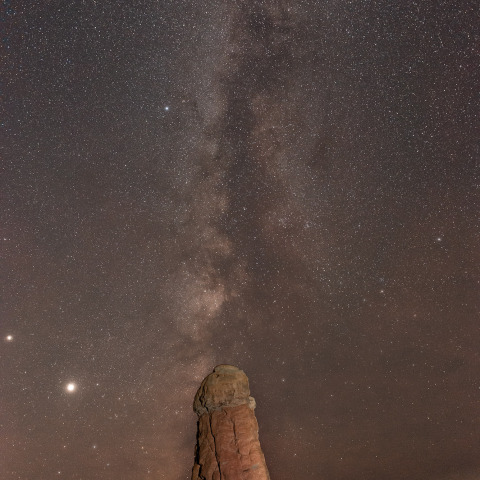 変な石柱と夏の天の川