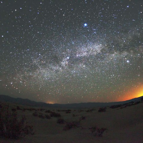 デスバレーの砂丘と秋の天の川