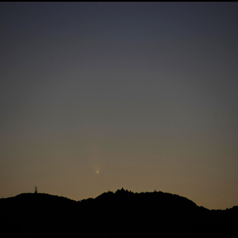 六甲山に沈む紫金山・アトラス 彗星　（2024年10月12日）