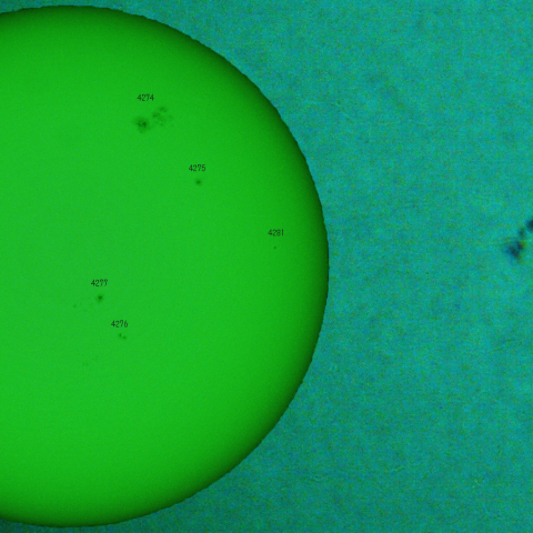 昨日の活動領域 4280：2025/11/12