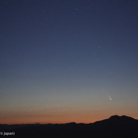 秩父連山とパンスターズ彗星
