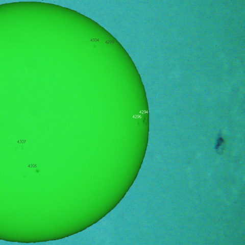 沈む活動領域 4294,4296：2025/12/12