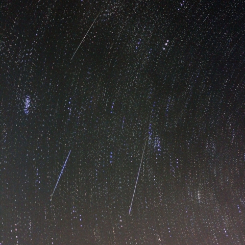 ふたご座流星群（比較明コンポジット）
