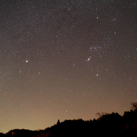 星空模様・冬の星座とラブジョイ彗星