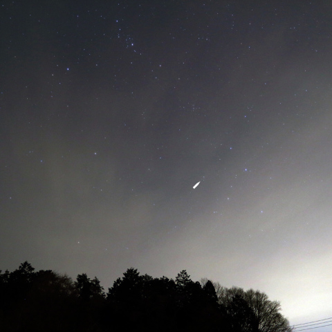 星空模様・雲間のラブジョイ彗星