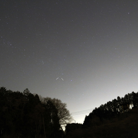 星空模様・沈むラブジョイ彗星