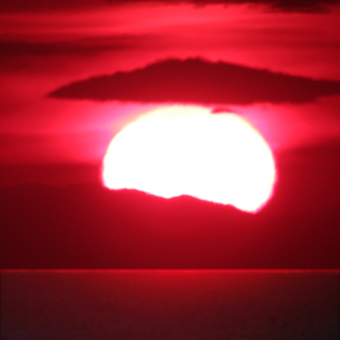 富山湾から昇る太陽