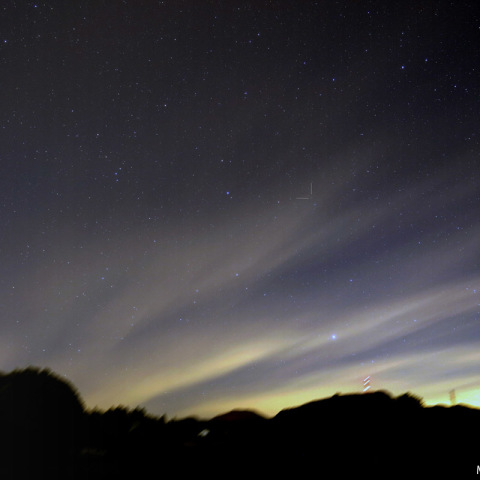 星空模様：雲間のパンスターズ彗星