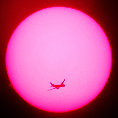 太陽の紅炎と飛行機