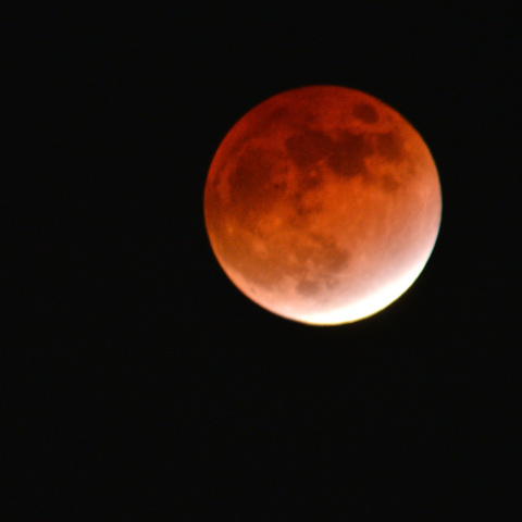 「赤いお月さん」（部分月食）