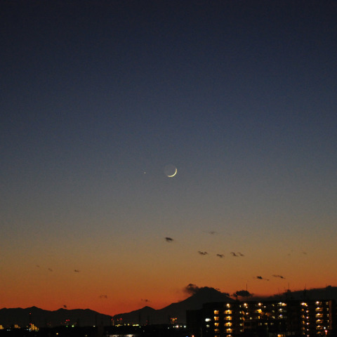 都会の富士に沈む地球照の三日月と水星
