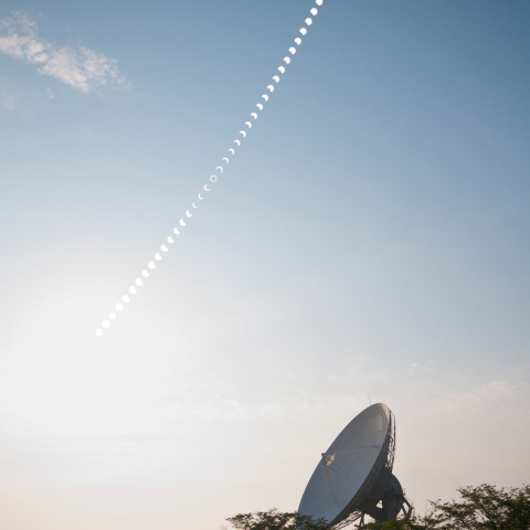 さくら宇宙公園の電波望遠鏡と日蝕