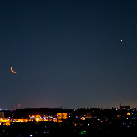 細い月と金星