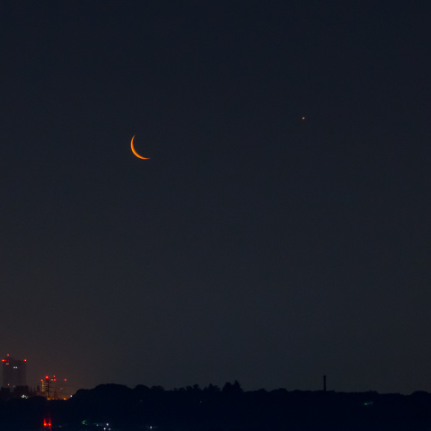 細い月と金星の接近