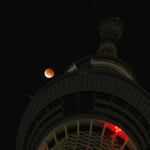 皆既月食とスカイツリー