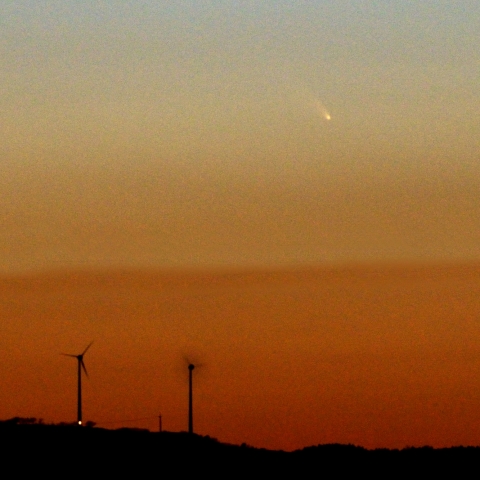 パンスターズ彗星と風力発電風車