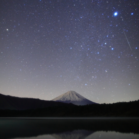 逆さ富士と流星