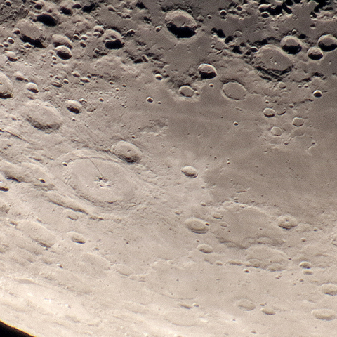 ラングレヌス、フェンデリヌス、ペタヴィウス、フレネリウス火口列付近の微小クレーター