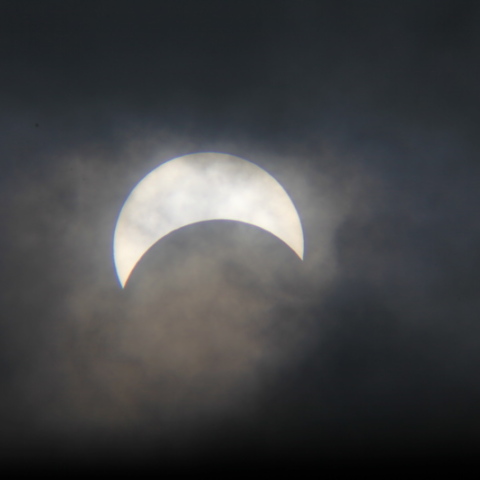 雲間の部分日蝕（中国・嘉興市）