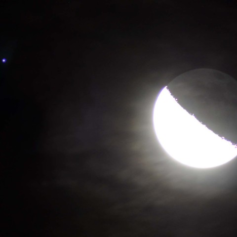 下弦に寄り添うスピカ