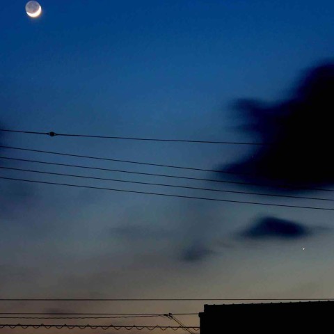 夕暮れの月と水星