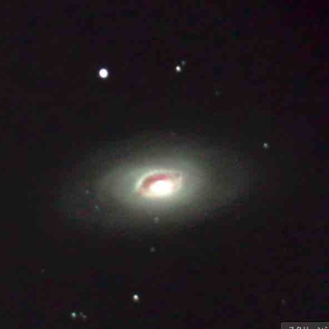 春霞の中の黒眼星雲（M64）