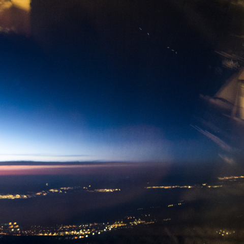 飛行機の機窓からISSを望む