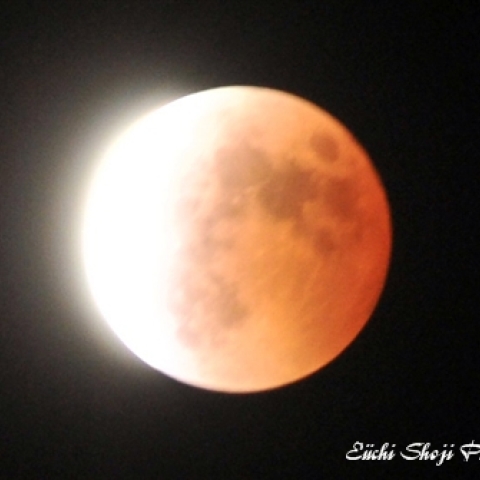 輝く月食