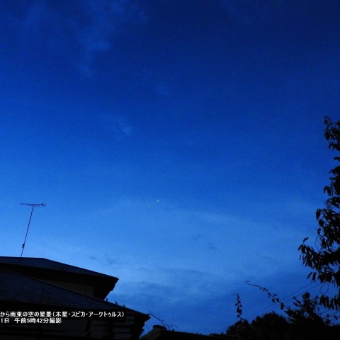 夜明け前の東から南東の空の星景（木星・スピカ・アークトゥルス）