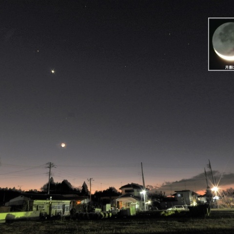 細い月と火星・金星が並ぶ