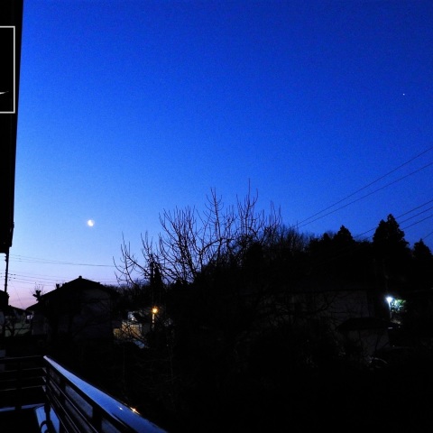 夜明け前の月と土星
