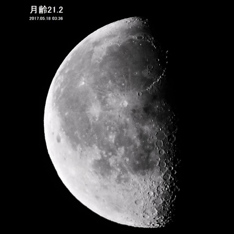 夜明け前の月