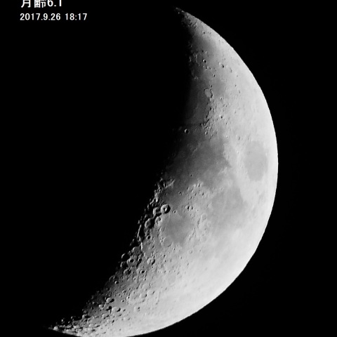 夕暮れ時の三日月