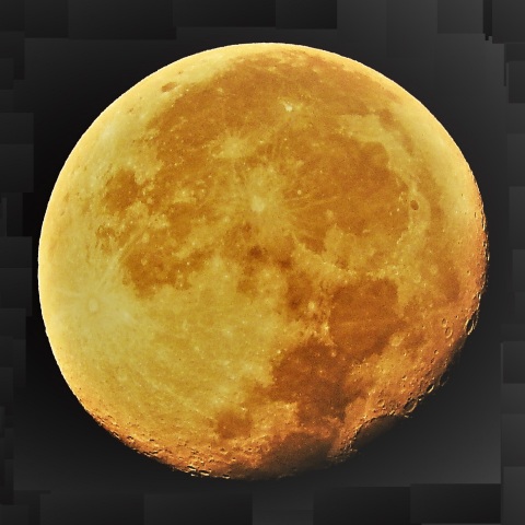 夜明け前の赤い月