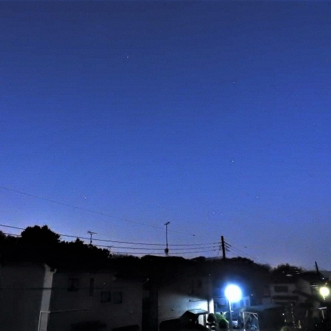 夜明け前の沈むオリオン座と冬の大三角