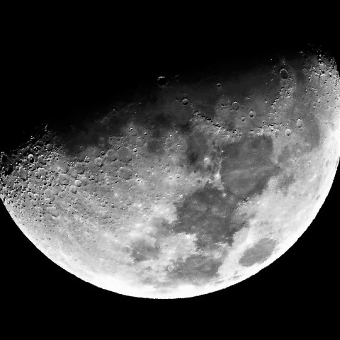 南西の空に横たわる月