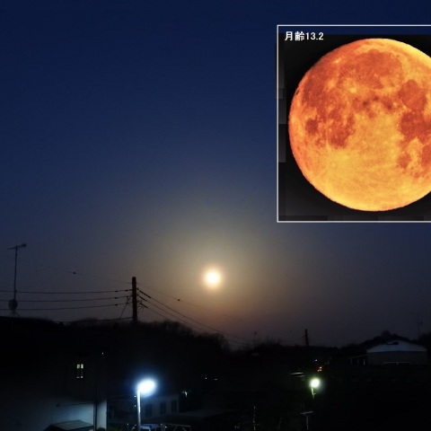 夜明け前の沈む赤い月