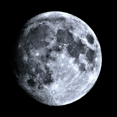 台風一過後の月