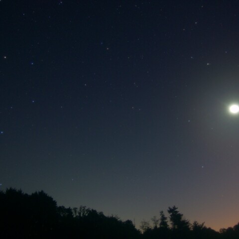 しし座で接近する月と金星