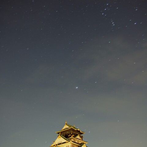 天守閣の上に輝くシリウスとオリオン