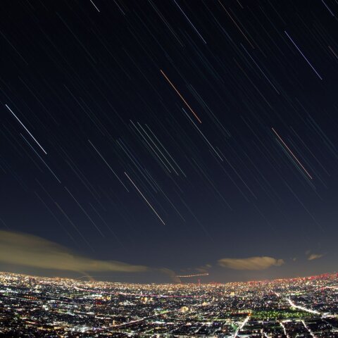 大阪の街に沈みゆく冬の星々