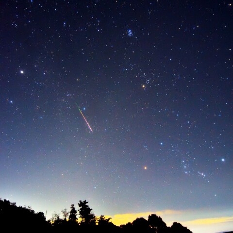昇るオリオンとペルセウス座流星群
