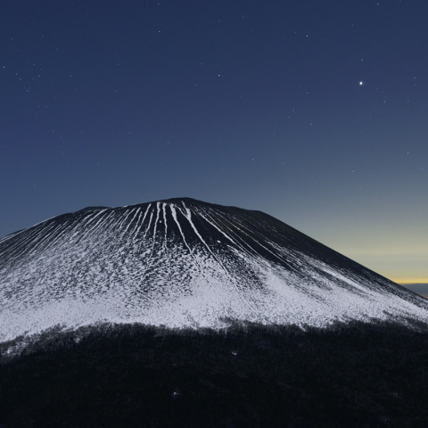 月光下の浅間山と木星