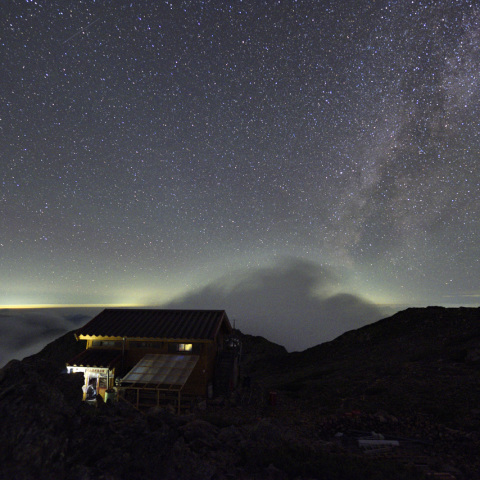 赤石岳避難小屋と天の川