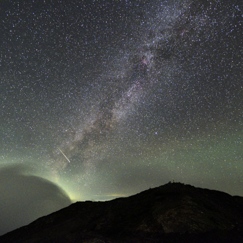 赤石岳山頂と流星