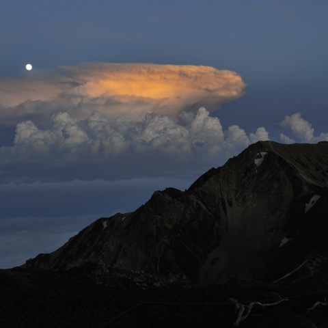 杓子岳とかなとこ雲に昇る月