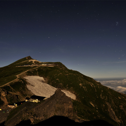 白馬岳山頂と昇るスバル