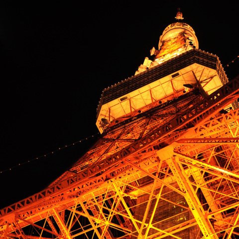 東京タワーと皆既前の月