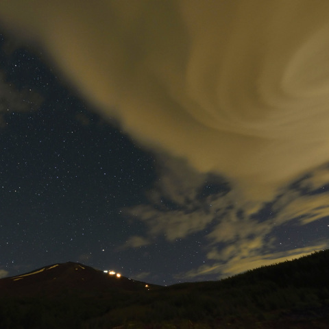 夜の富士山とつるし雲